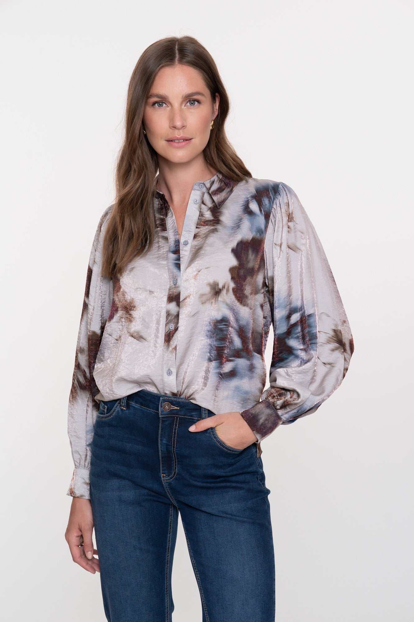 Geisha dames grijze blouse met aquarel bloemenprint en glanzende finish