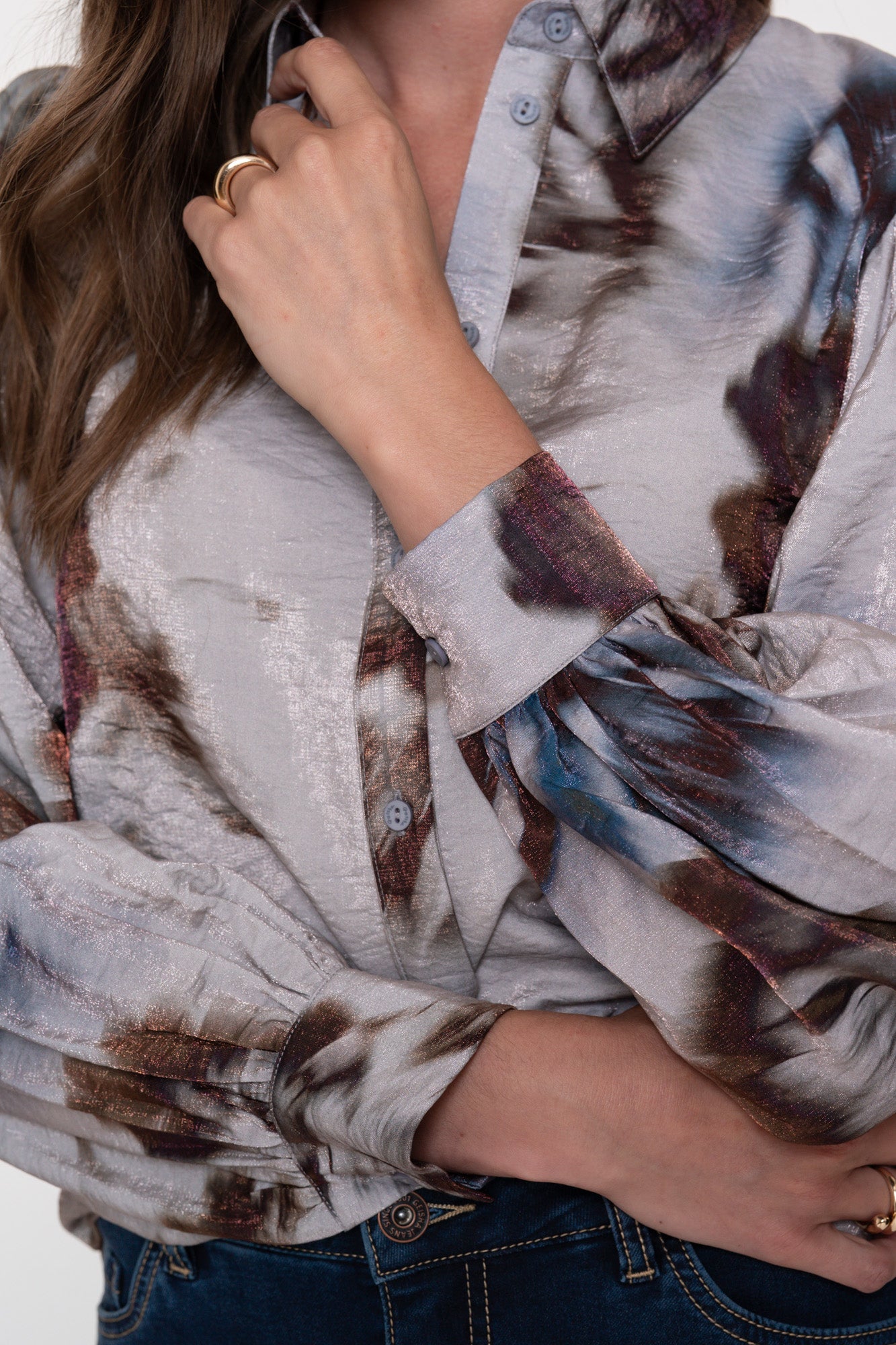 Geisha dames grijze blouse met aquarel bloemenprint en glanzende finish
