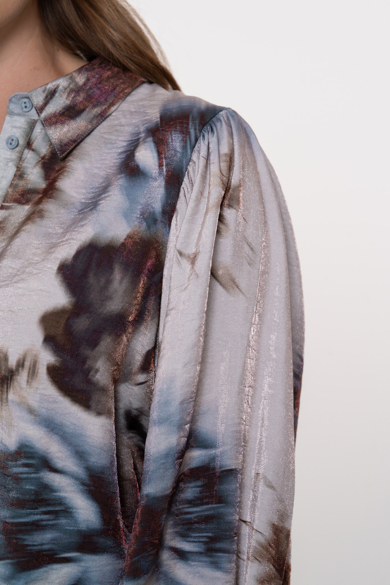 Geisha dames grijze blouse met aquarel bloemenprint en glanzende finish