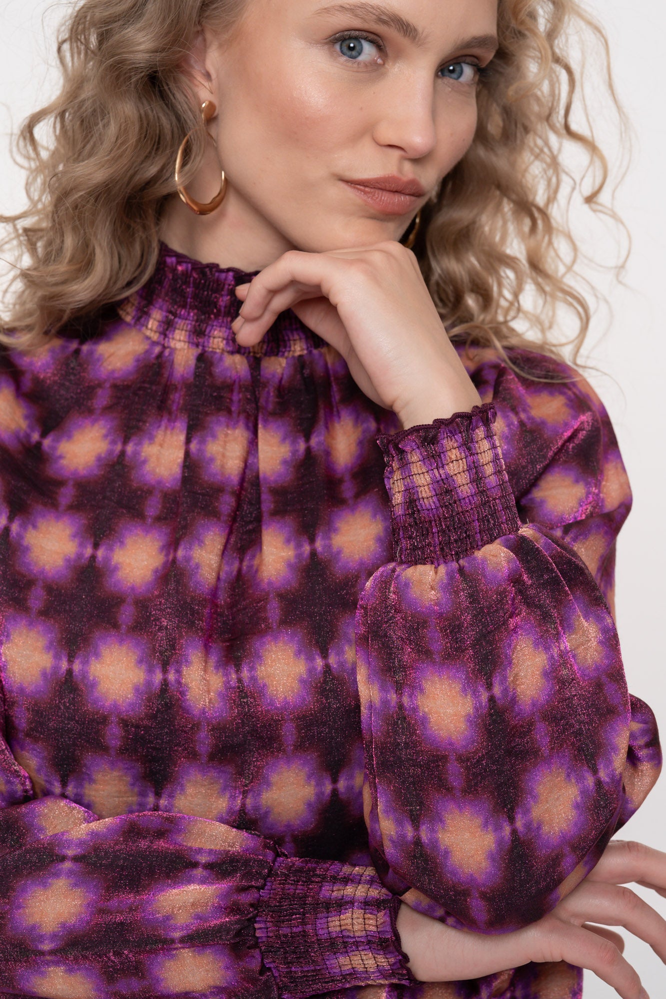 Geisha dames paarse top met grafische all-over print en hoge smockkraag