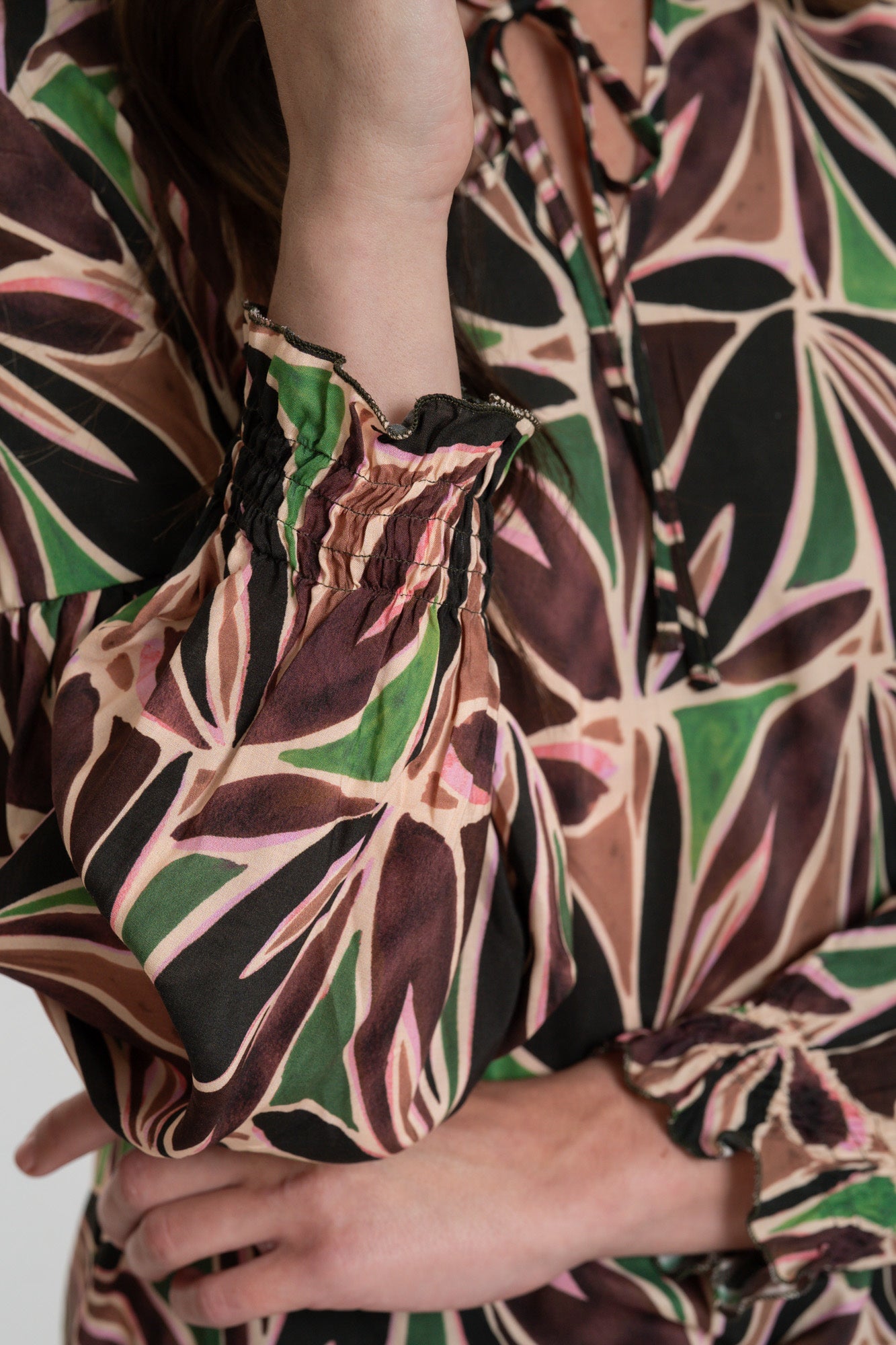 Geisha dames top met abstracte bladprint en V-hals