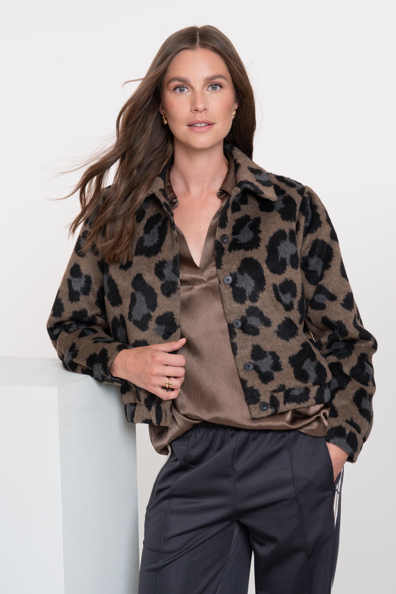Geisha dames kort jasje met animal print en klassieke kraag