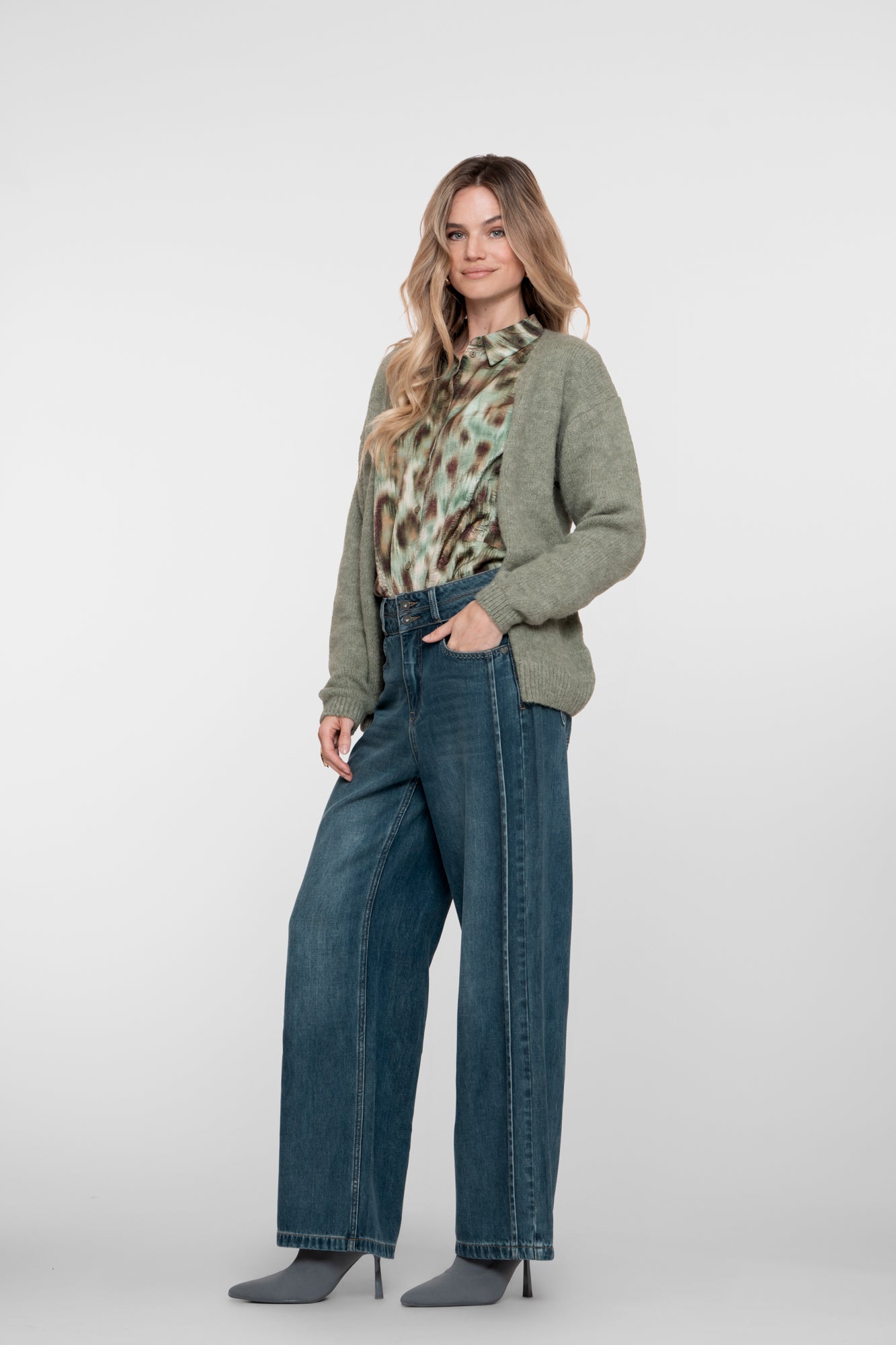 Geisha dames flare jeans met dubbele knoop