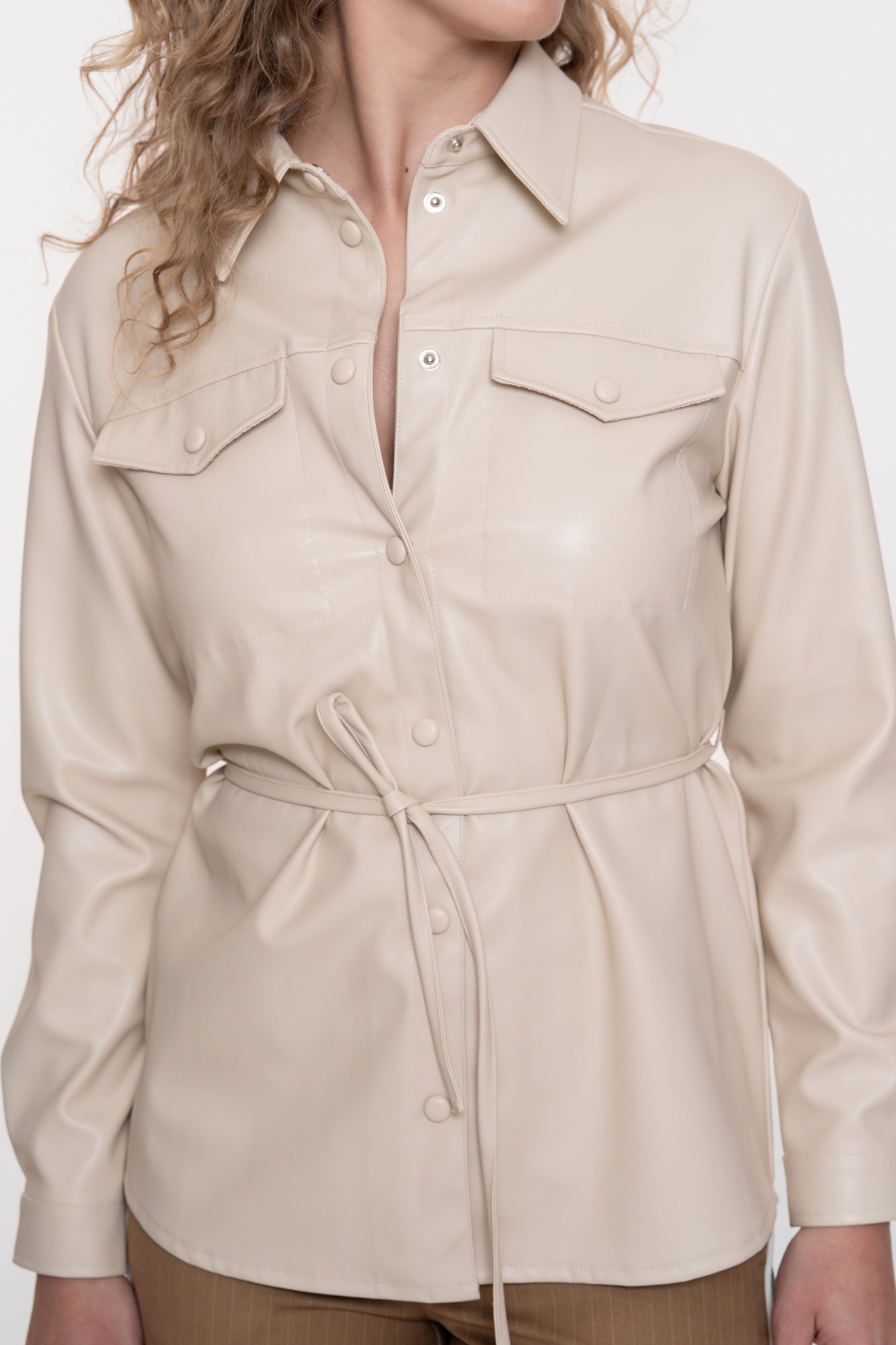 Geisha dames faux leather blouse met strikceintuur