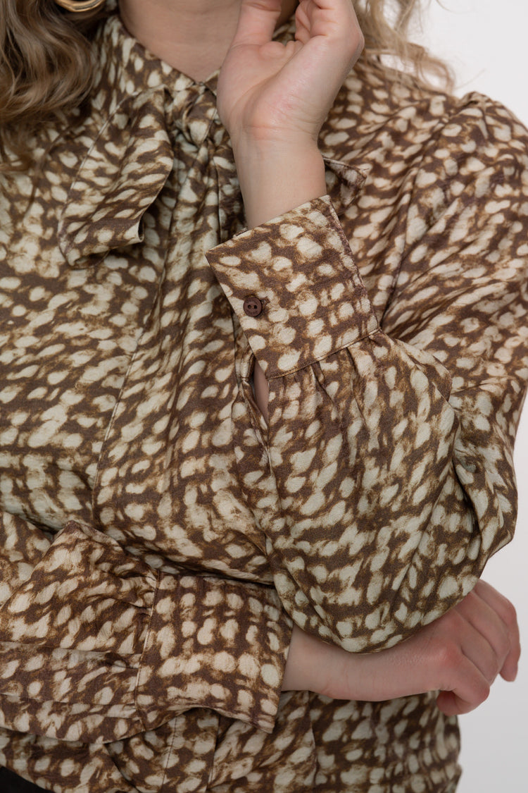 Geisha dames abstracte swirl print blouse met strik