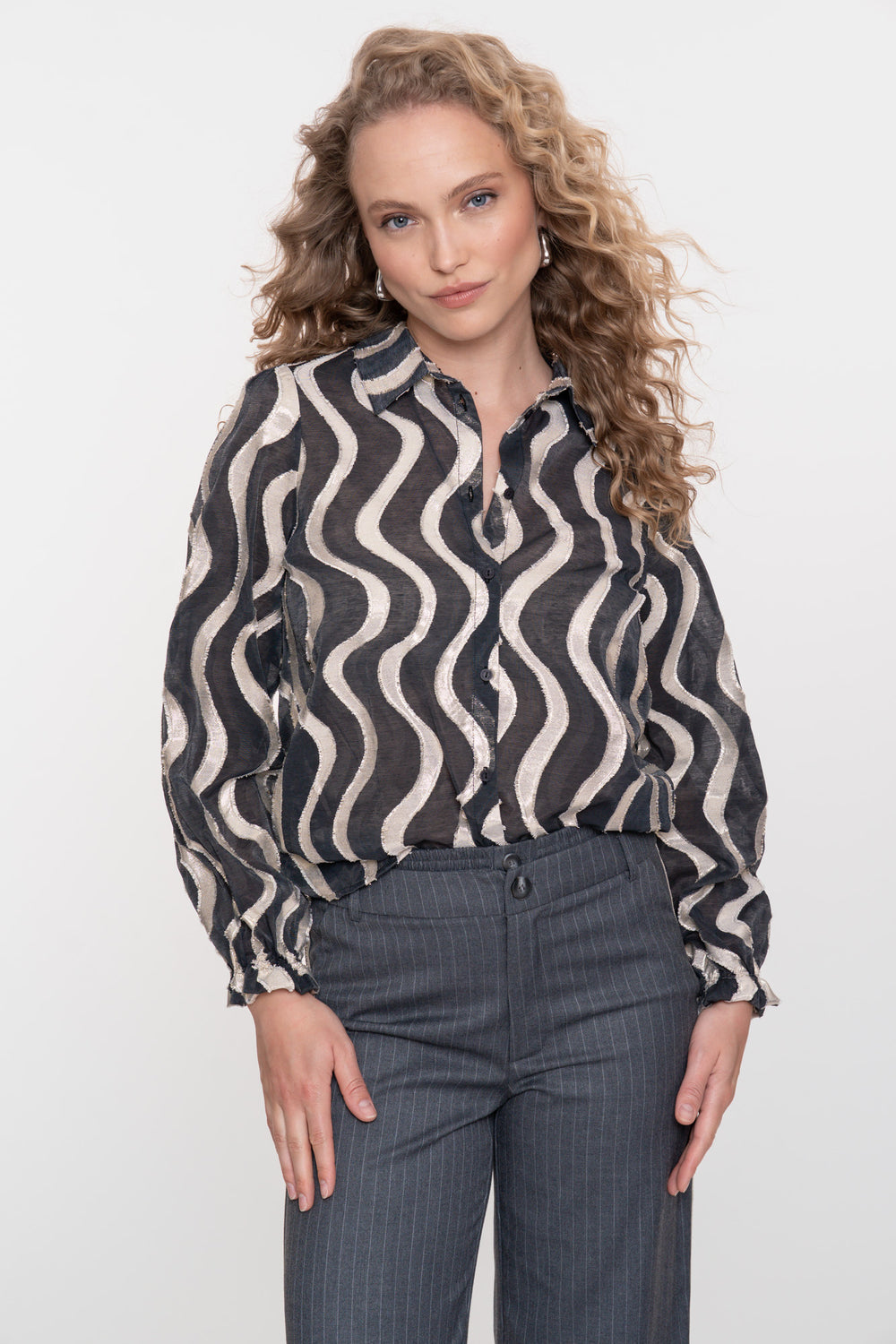 Geisha dames zwarte blouse met metallic waveprint en glanzende details