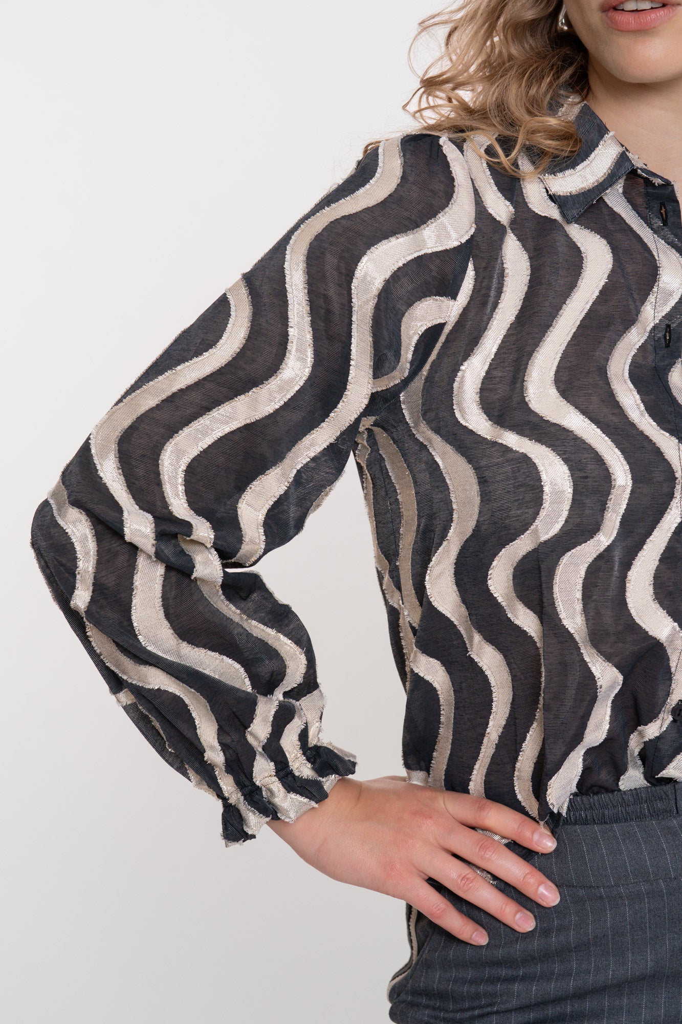 Geisha dames zwarte blouse met metallic waveprint en glanzende details