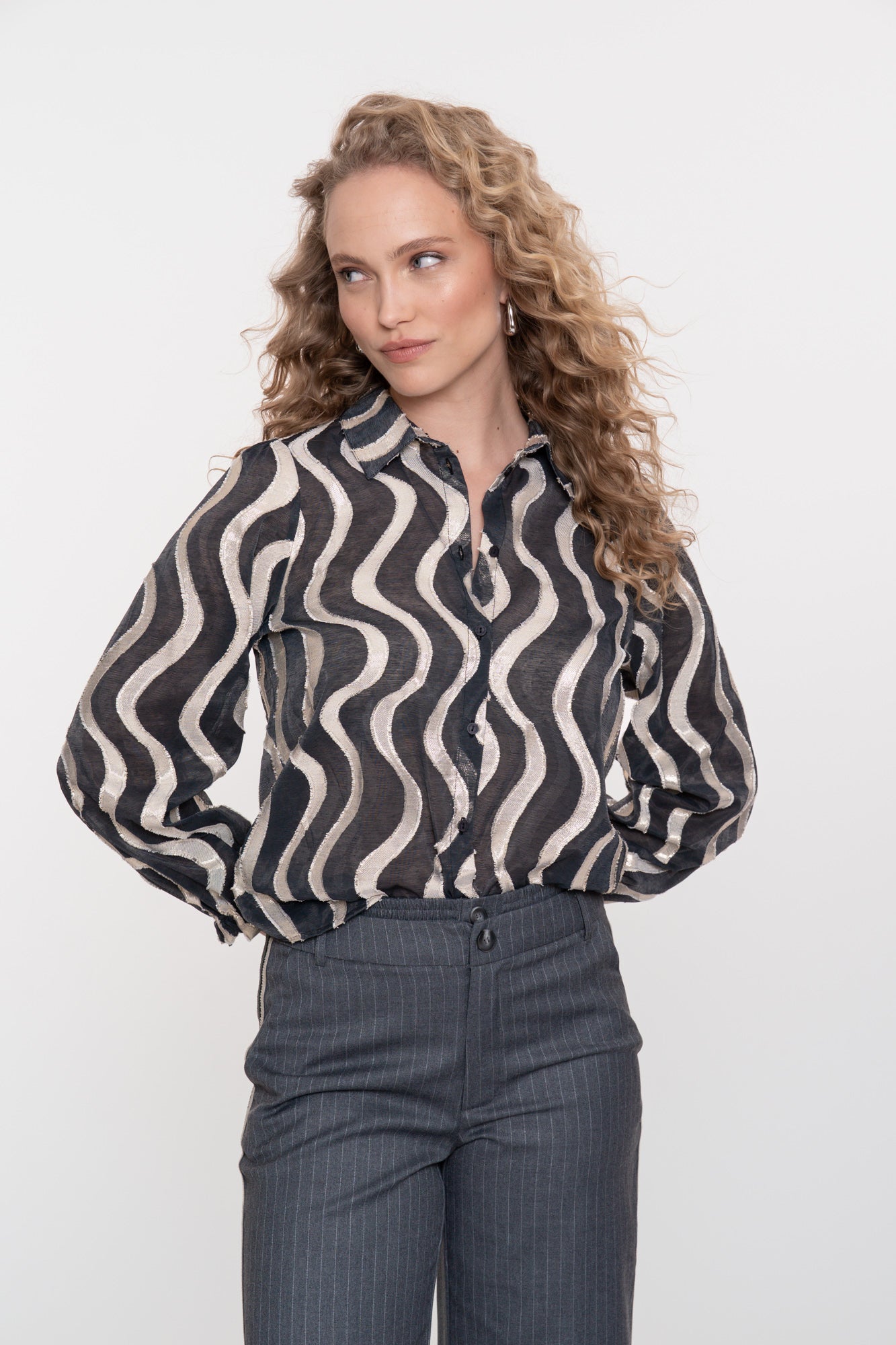Geisha dames zwarte blouse met metallic waveprint en glanzende details