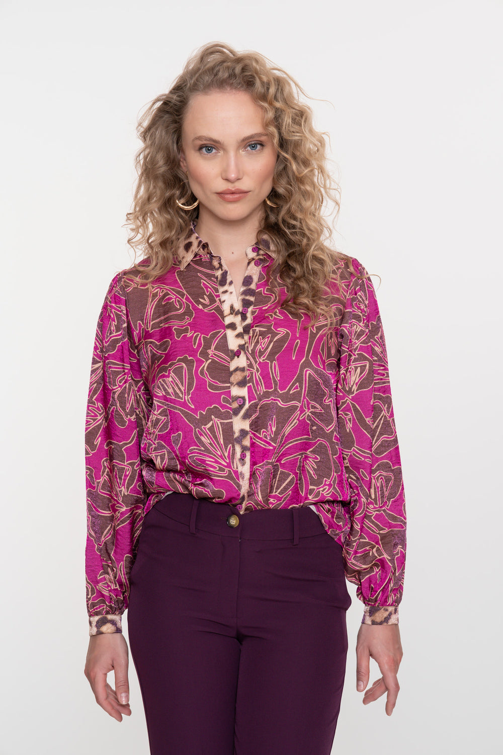 Geisha dames blouse met fuchsia statement print en luipaarddetails