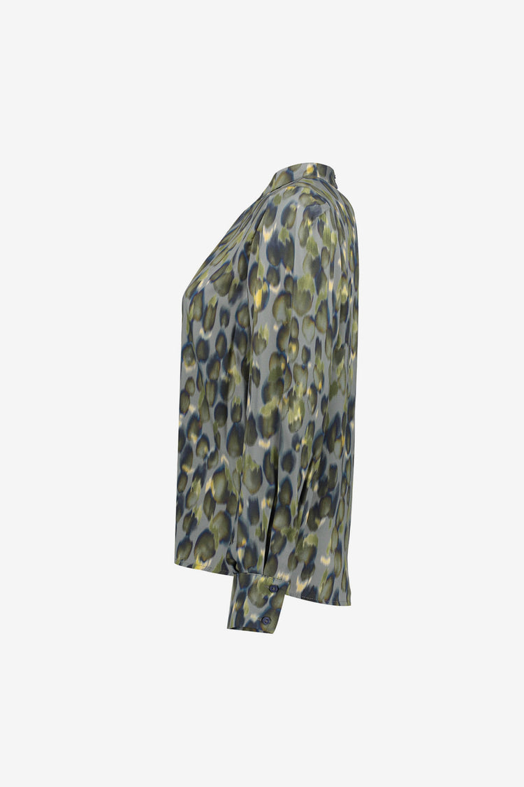 Geisha dames top met aquarel animalprint in groene tinten