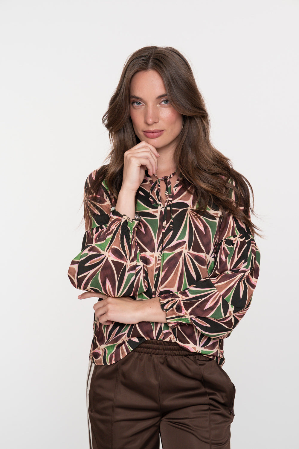 Geisha dames top met abstracte bladprint en V-hals