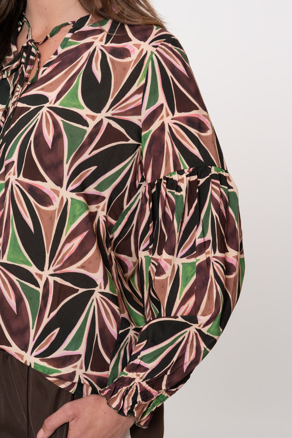 Geisha dames top met abstracte bladprint en V-hals