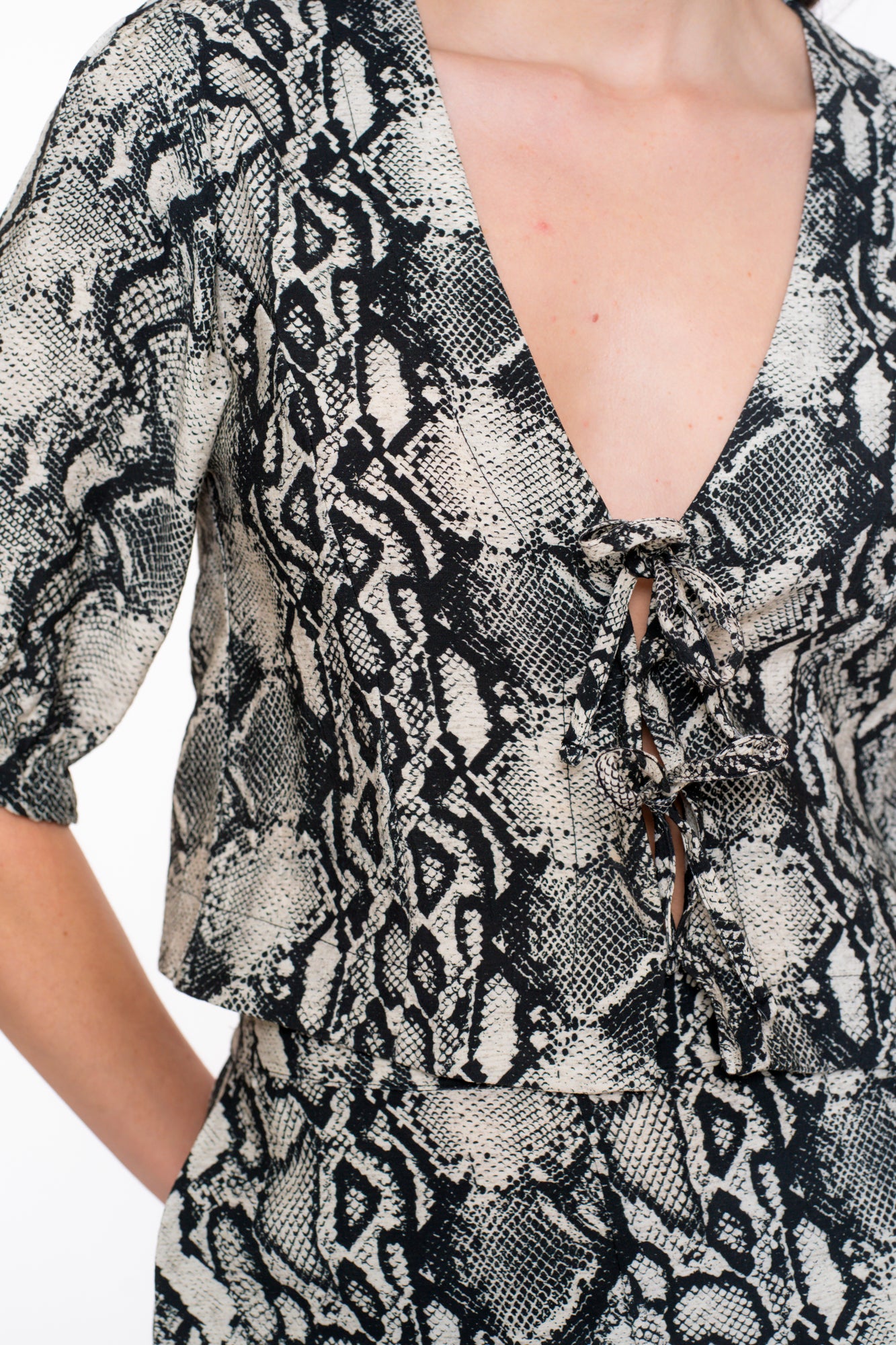 Geisha dames vest met strikdetail en snake print