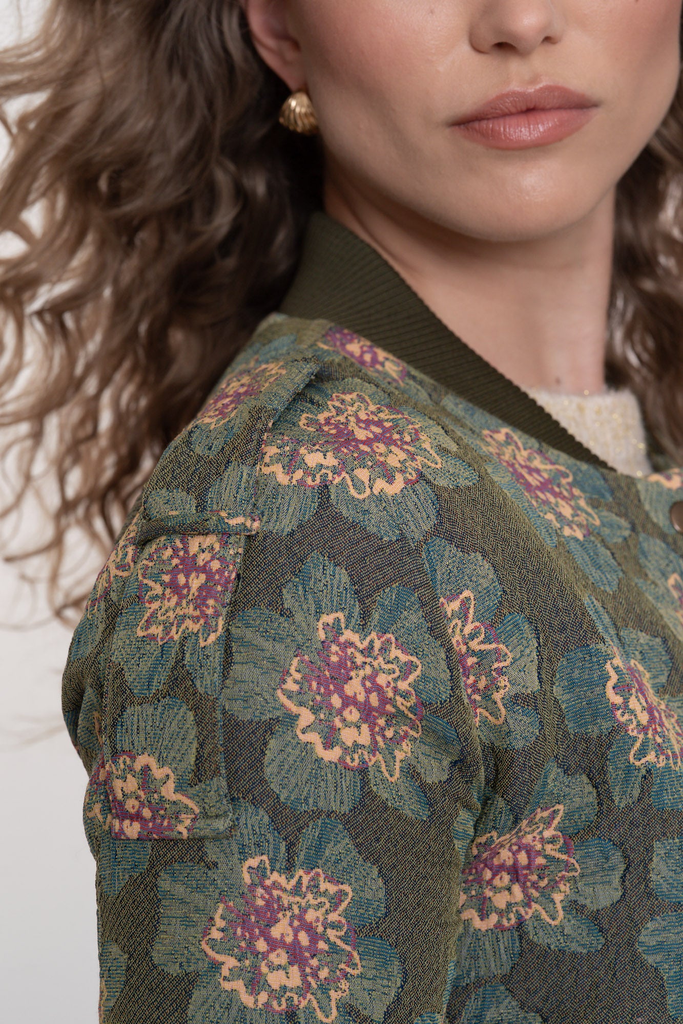 Geisha dames groen bomberjasje met bloemendessin en drukknoopsluiting