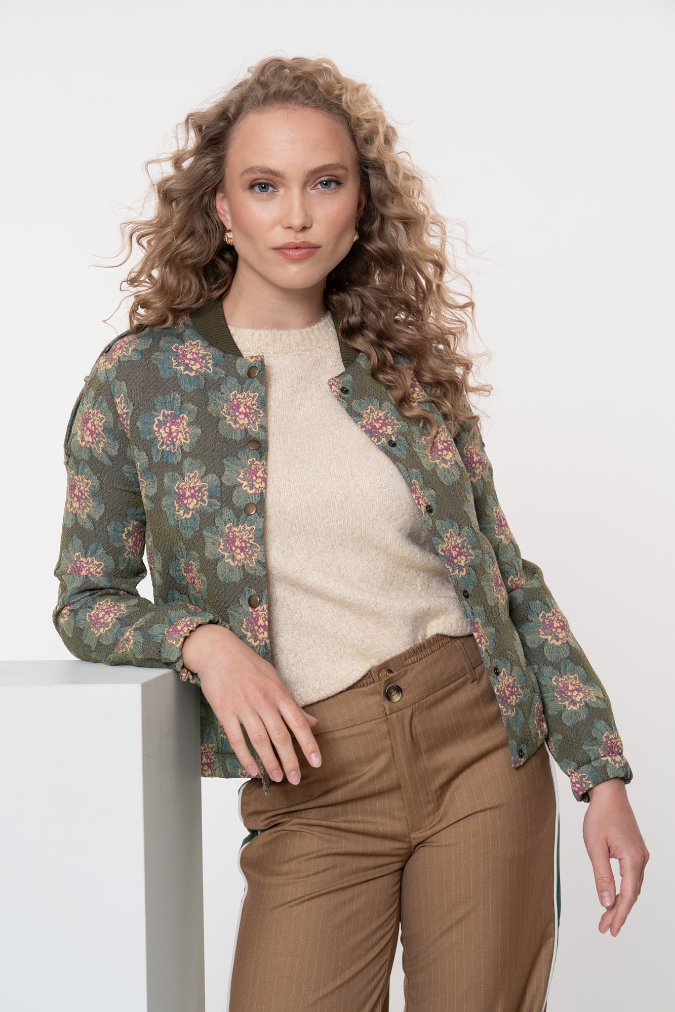 Geisha dames groen bomberjasje met bloemendessin en drukknoopsluiting