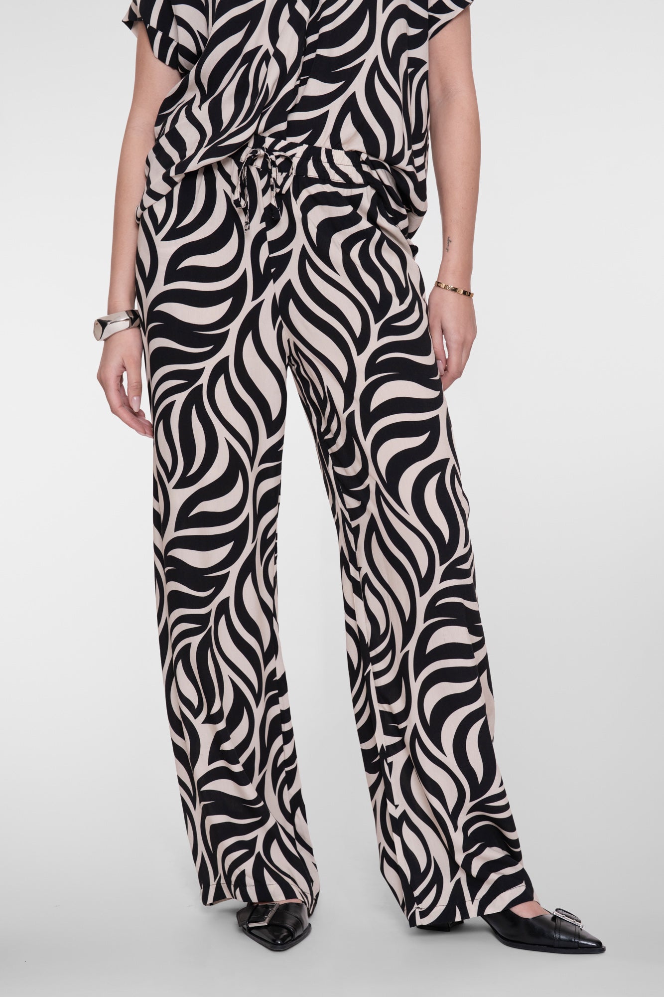 Geisha pantalon met sierlijk bloemdessin