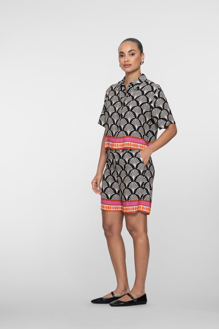 Geisha short met grafische print en zomerse uitstraling