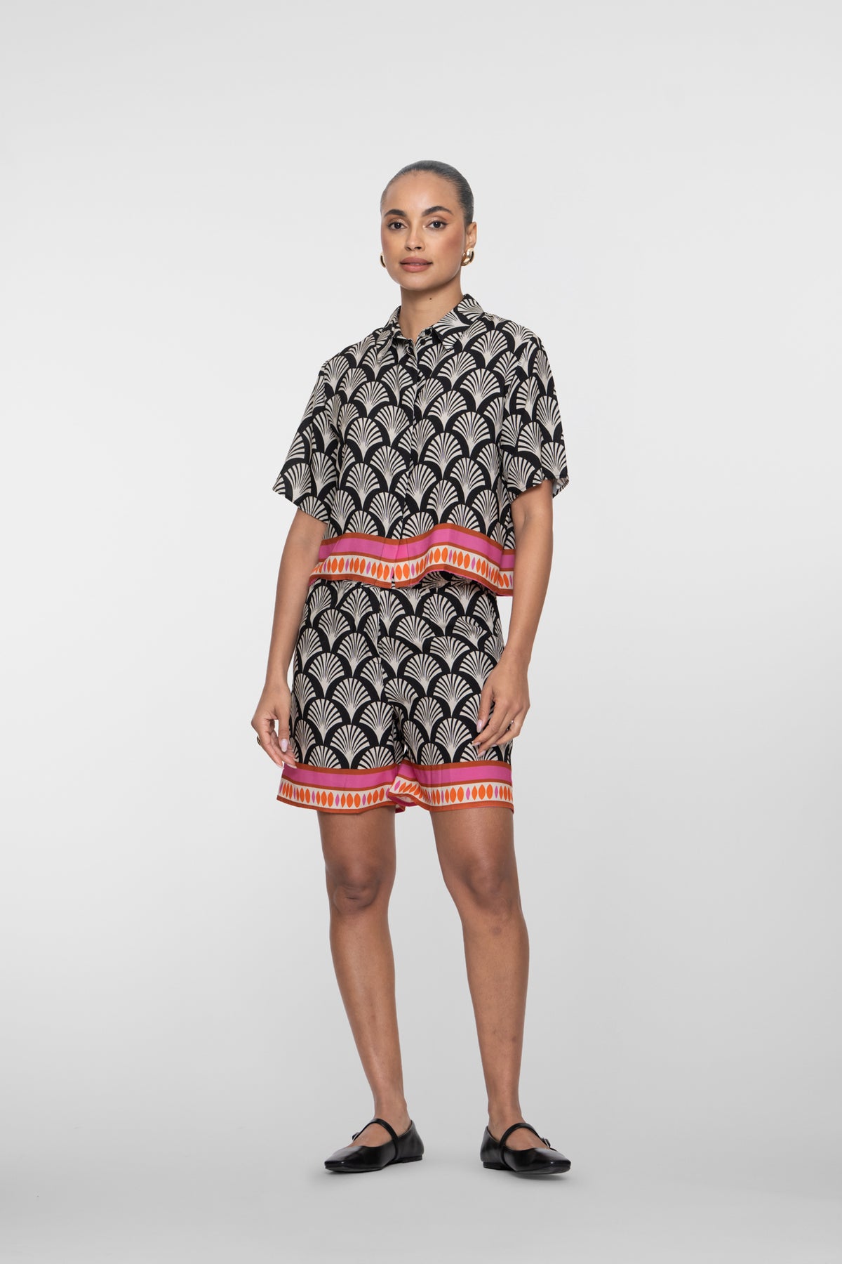 Geisha short met grafische print en zomerse uitstraling – Shop de look