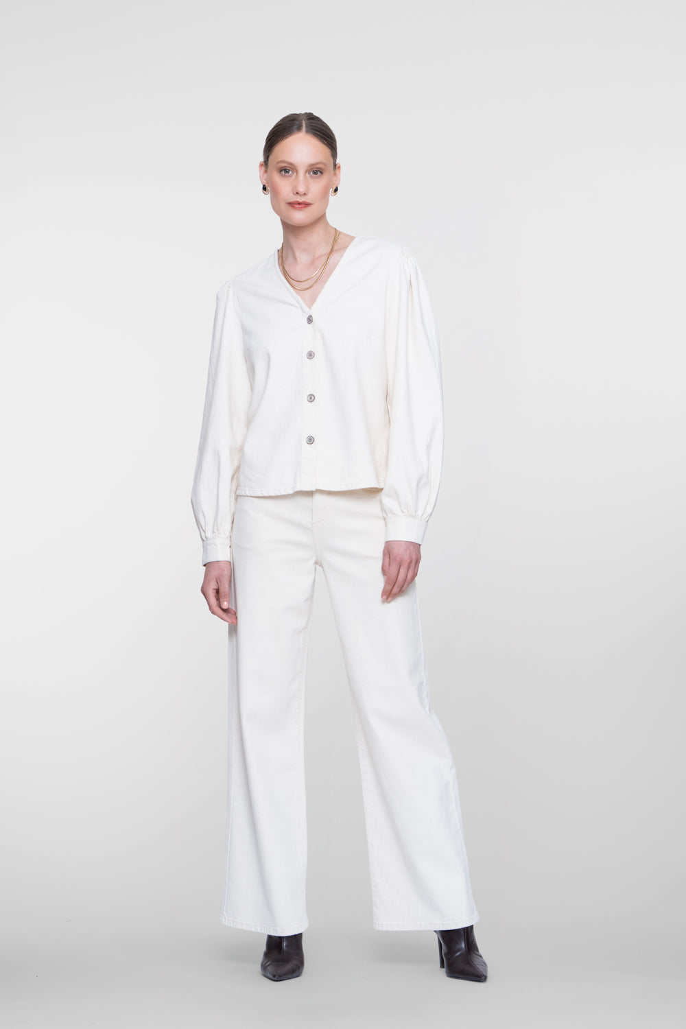 Geisha witte denim blouse met V-hals en decoratieve knoopsluiting – Shop de look