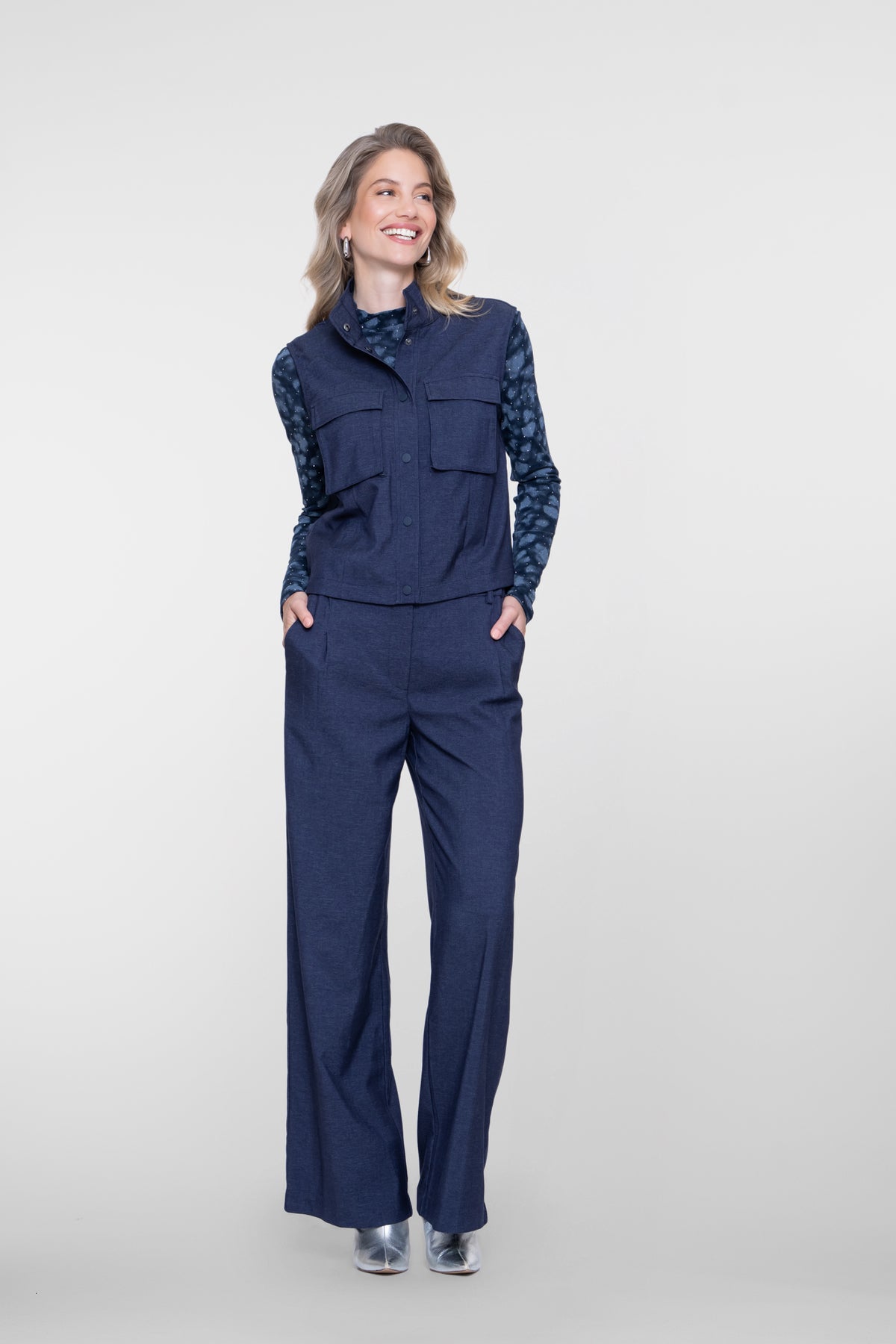 Geisha Gilet met opstaande kraag en utility details – Shop de look