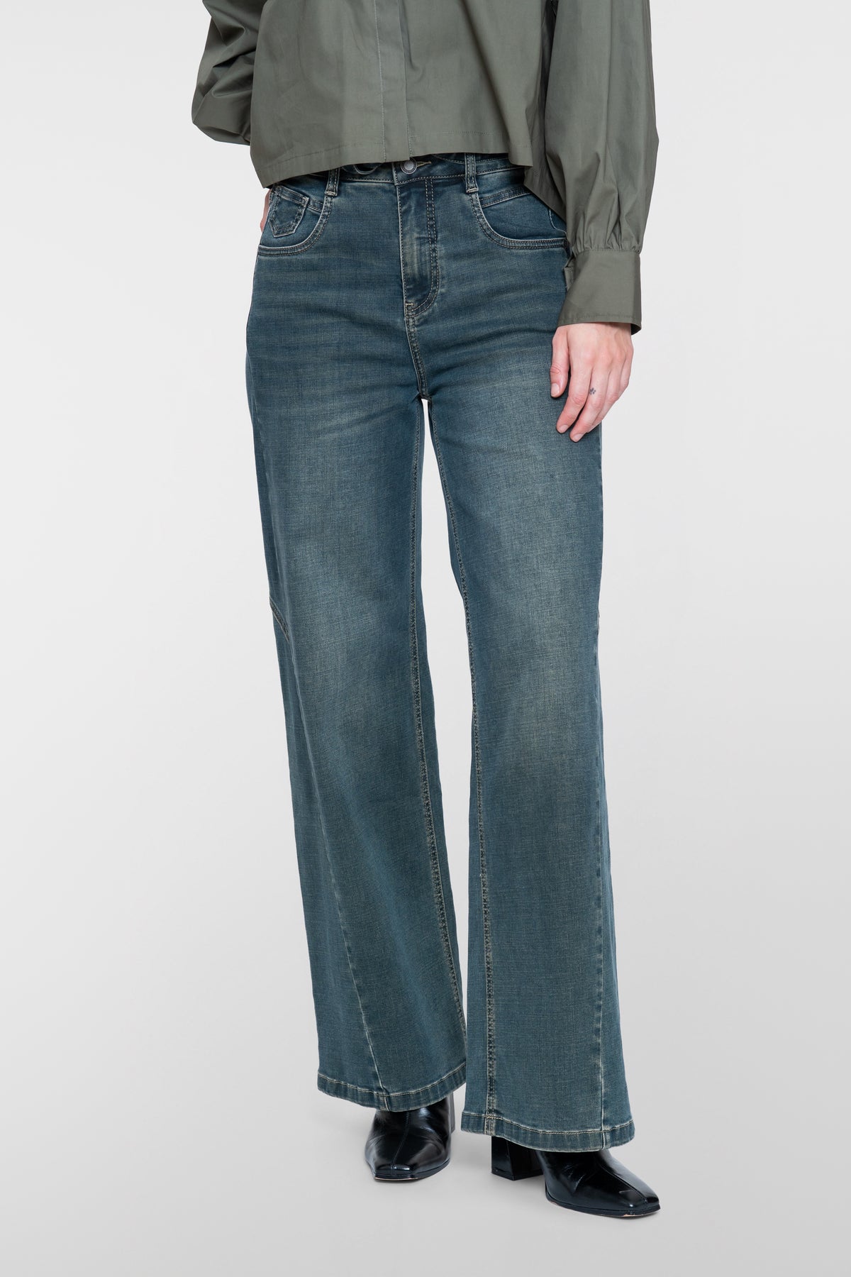 Geisha straight fit jeans met mid-waist en sierstiksels