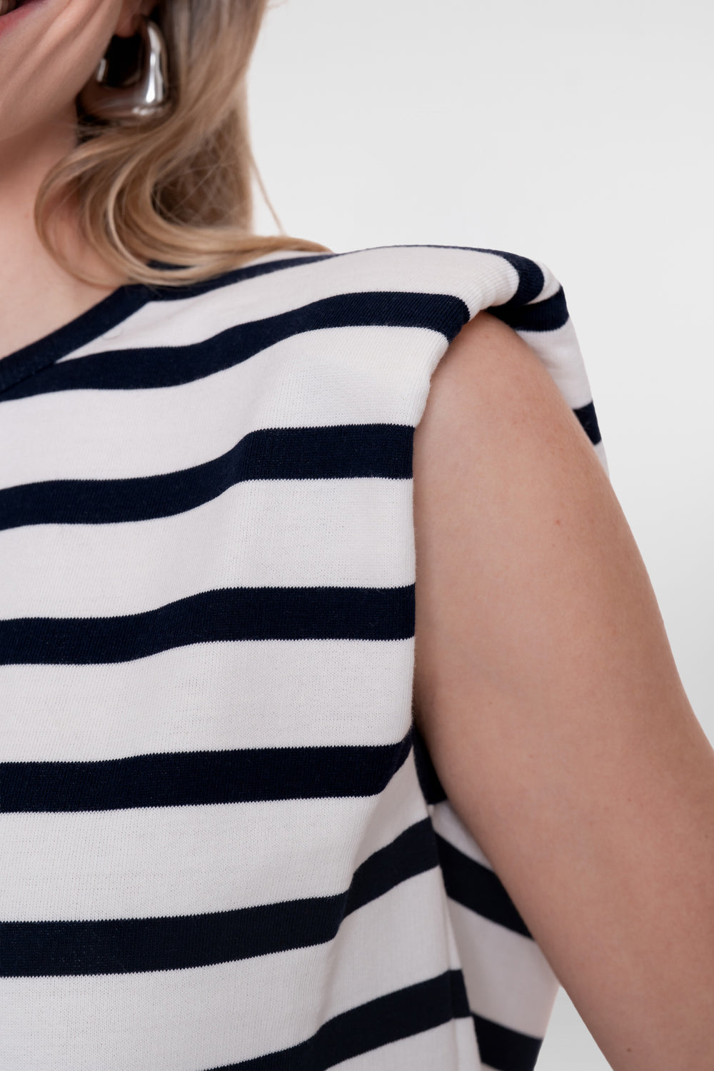Geisha mouwloze top met streeppatroon en schouderdetail