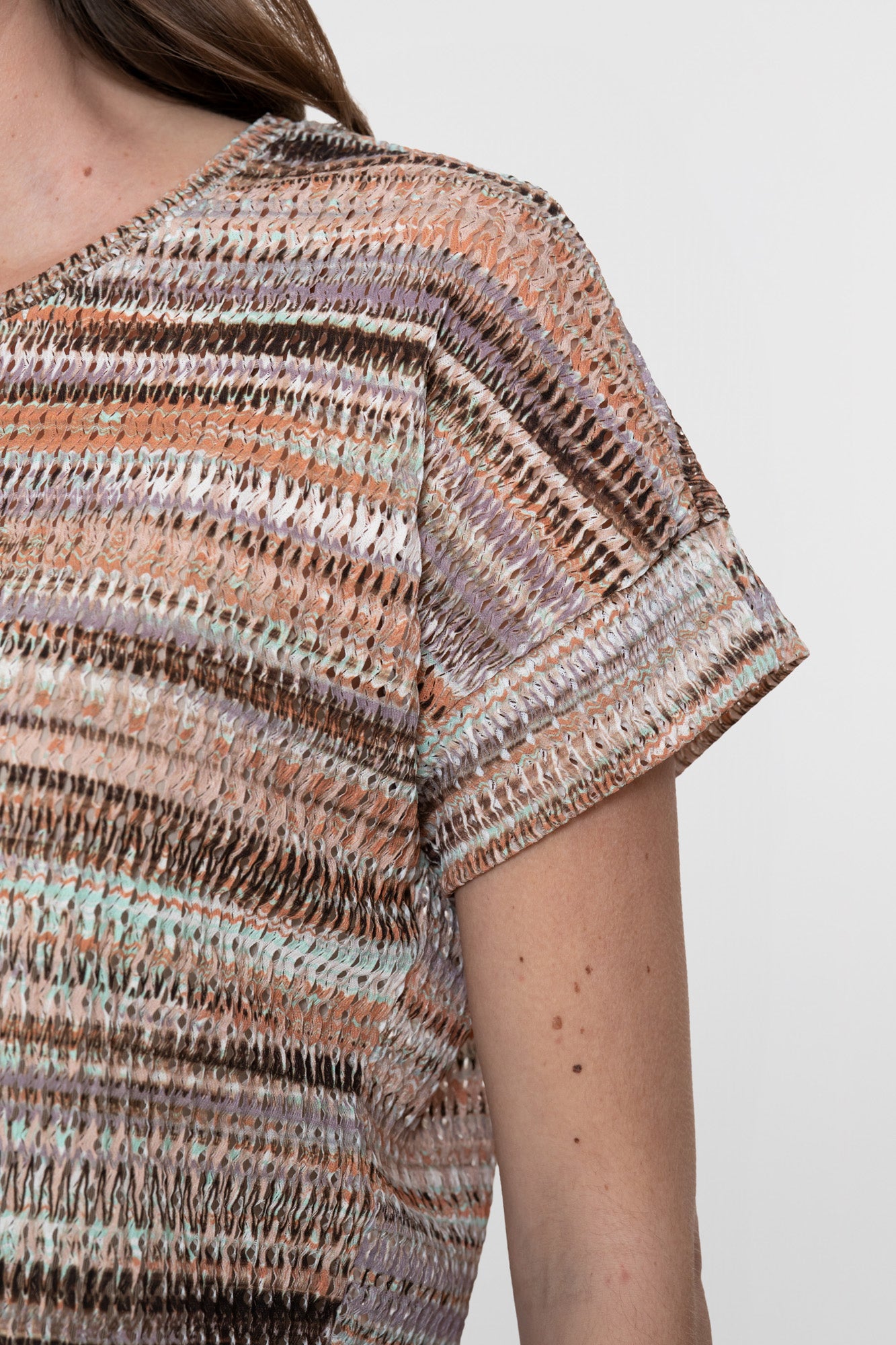 Geisha top met opengewerkte structuur en streepdessin