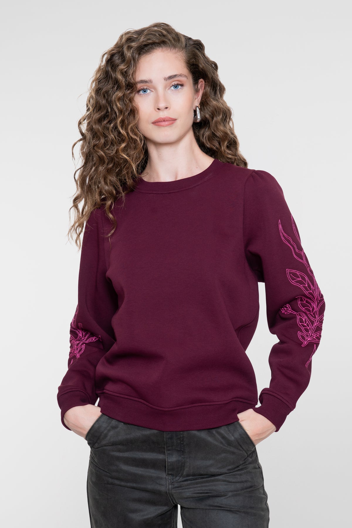 Geisha burgundy sweater met bloemen embroidery op de mouwen