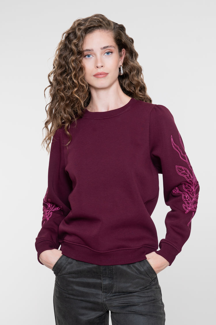 Geisha burgundy sweater met bloemen embroidery op de mouwen