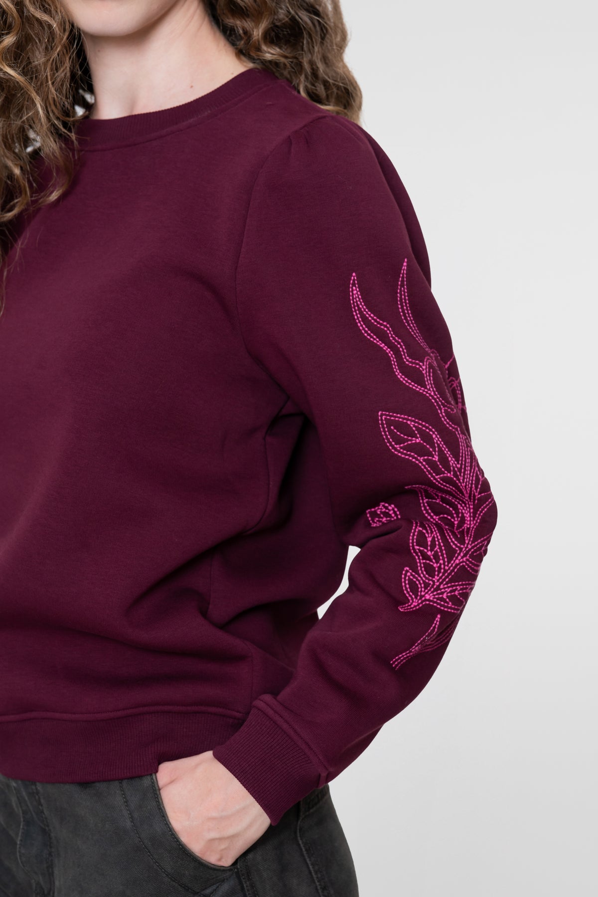Geisha burgundy sweater met bloemen embroidery op de mouwen