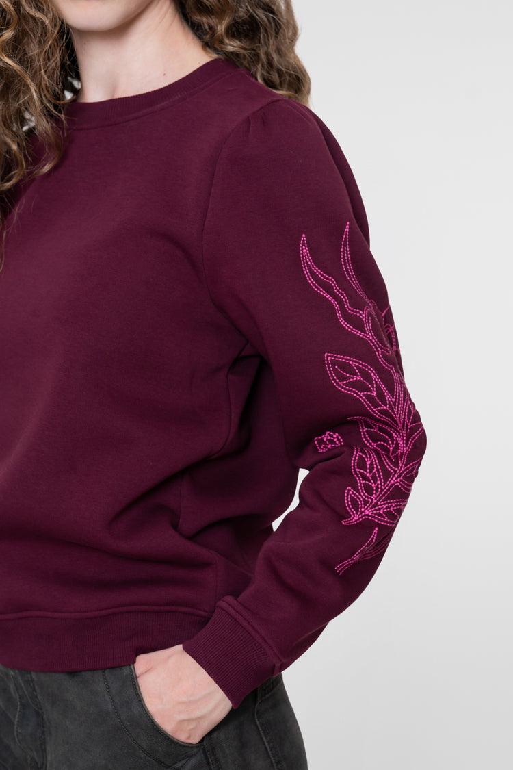 Geisha burgundy sweater met bloemen embroidery op de mouwen