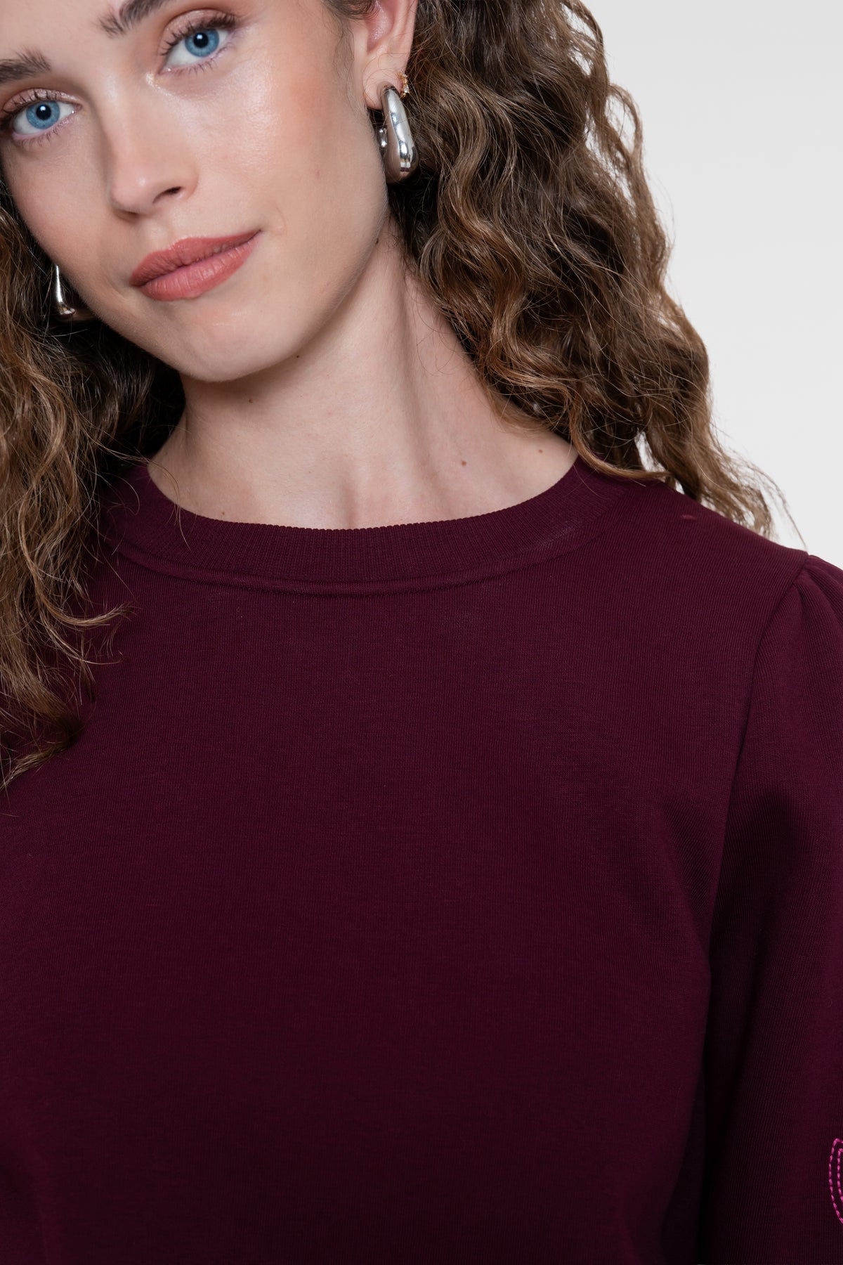 Geisha burgundy sweater met bloemen embroidery op de mouwen