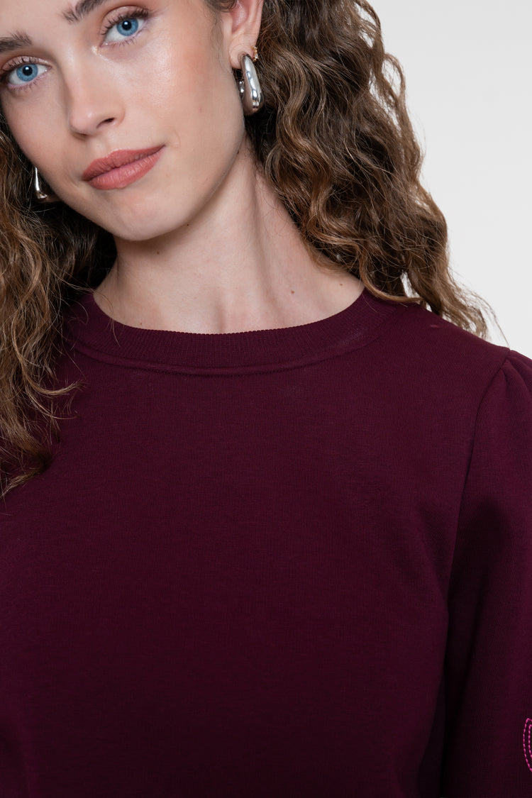 Geisha burgundy sweater met bloemen embroidery op de mouwen
