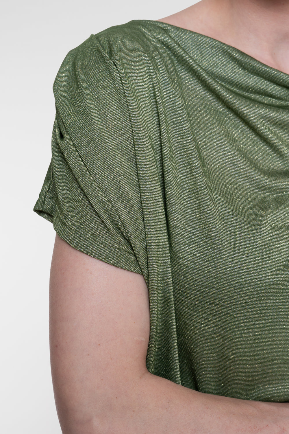 Geisha glanzende top met watervalhals in groen