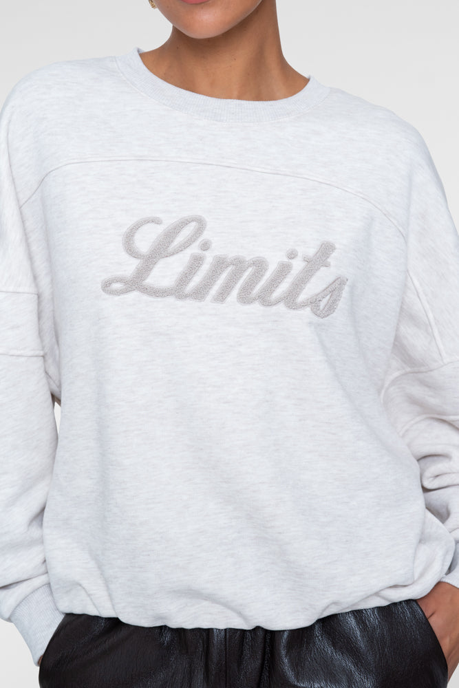 Geisha sportieve sweater met Limits opdruk en ballonmouwen