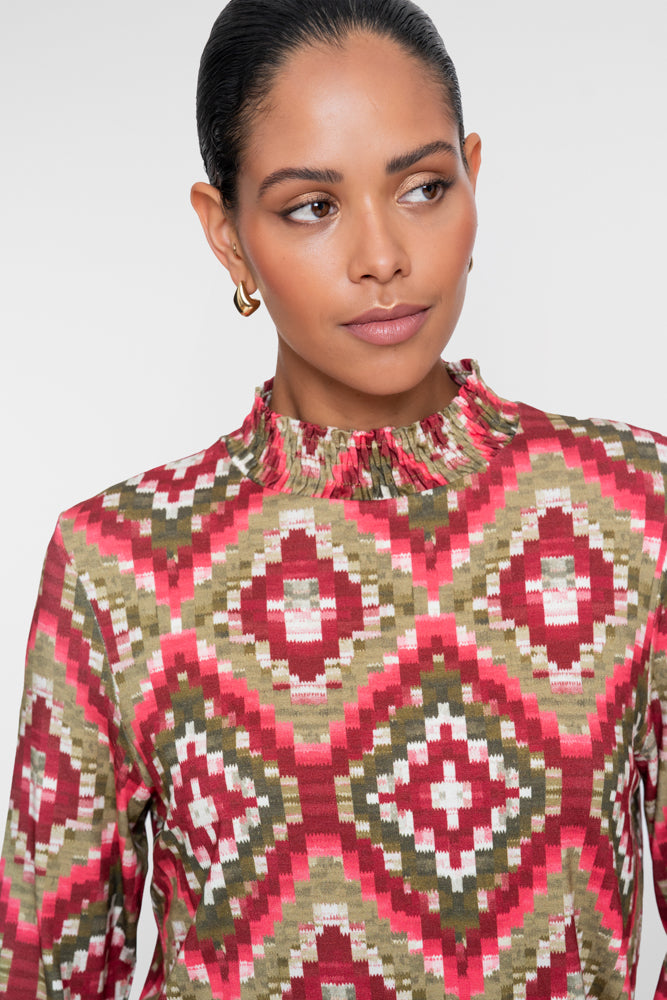 Geisha top met grafische ruitprint en gesmokte details.