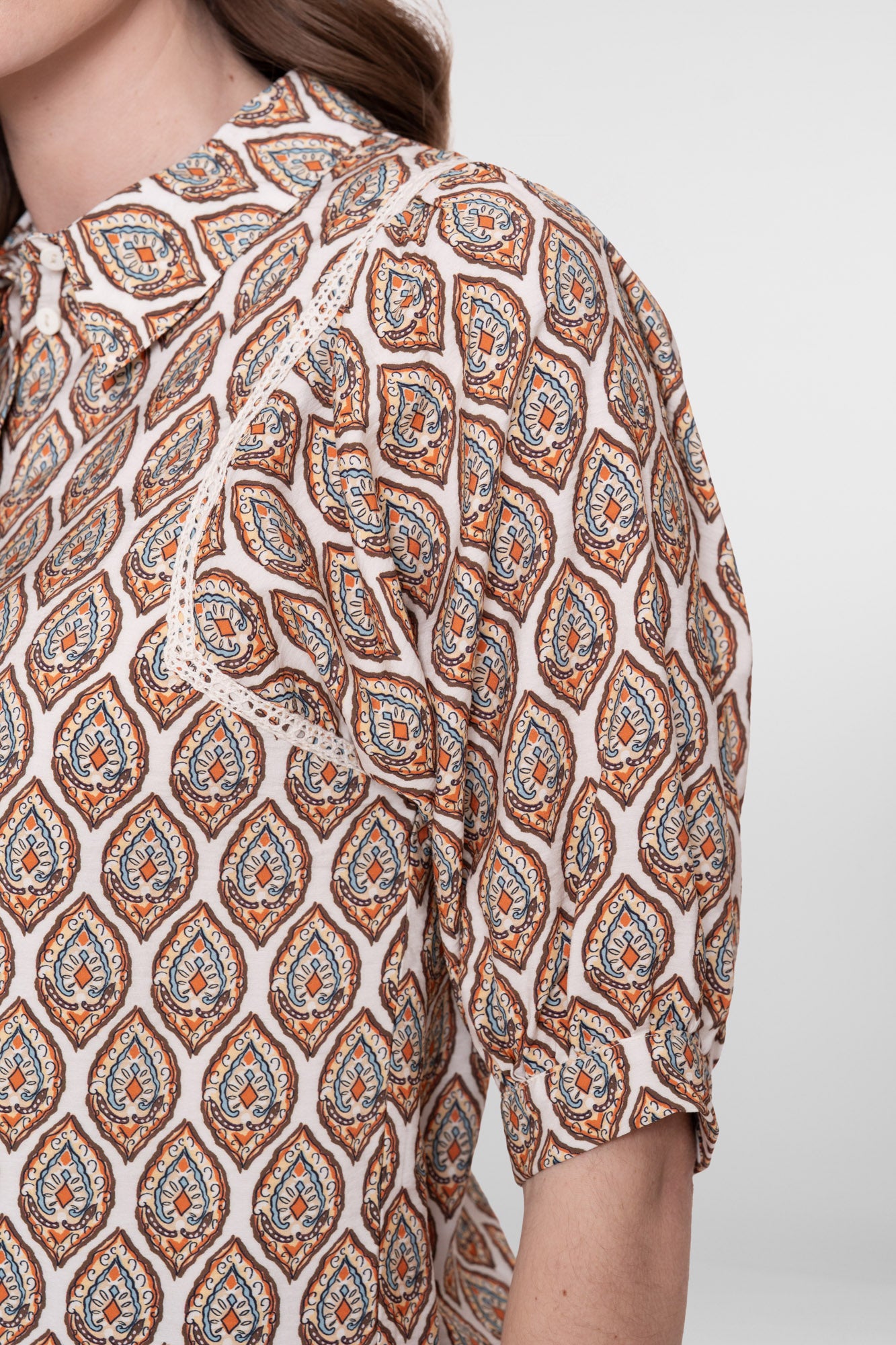 Geisha blouse met print en sierlijke tape