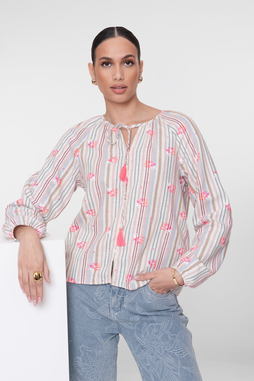 Geisha blouse met pastelstrepen en opvallende kleurige embrodery