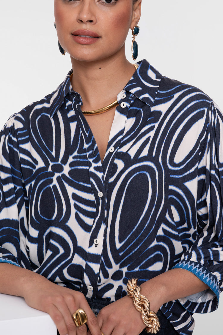Geisha blouse met grafische print en sierlijke details