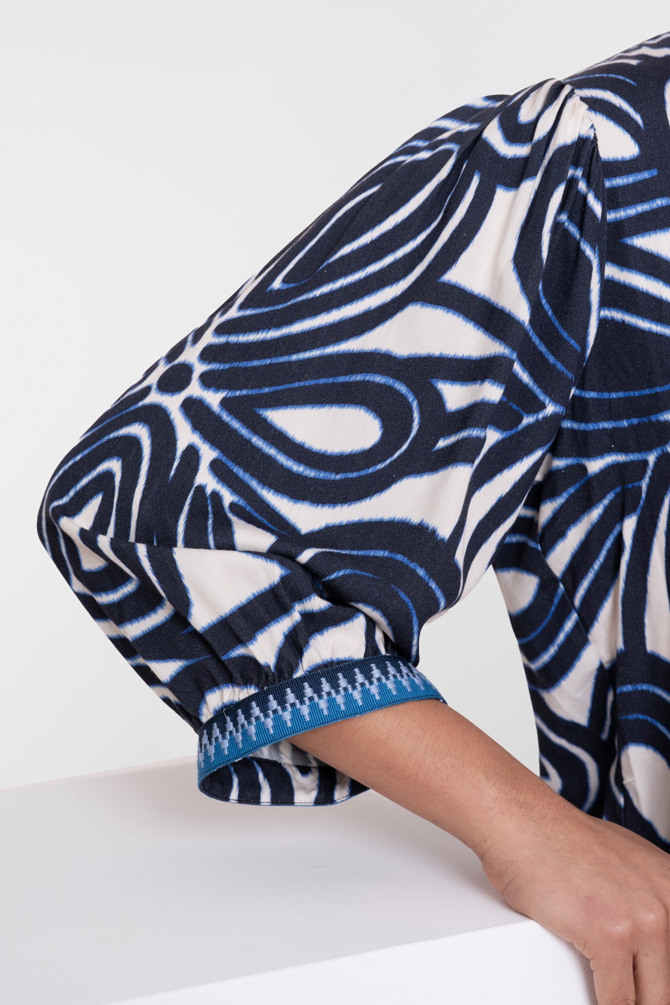 Geisha blouse met grafische print en sierlijke details