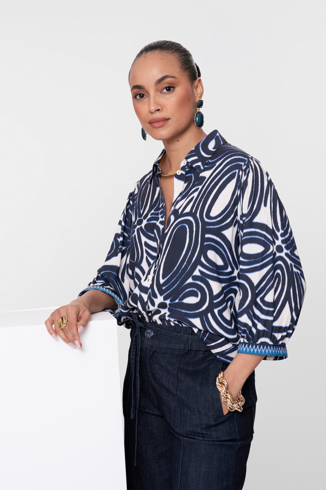 Geisha blouse met grafische print en sierlijke details