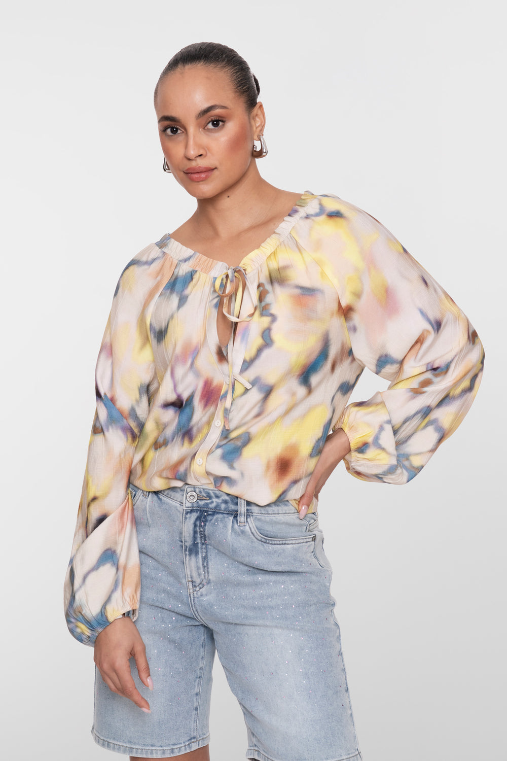 Geisha blouse  met butteryellow en blauwe aquarelprint