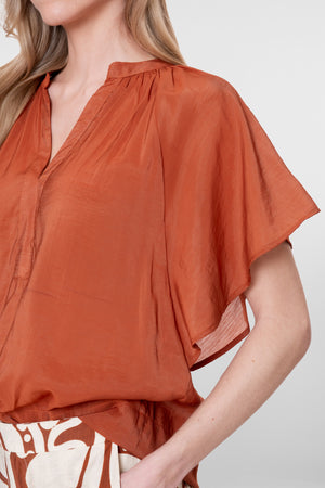 Geisha top met V-hals en losvallende mouw in warme tint