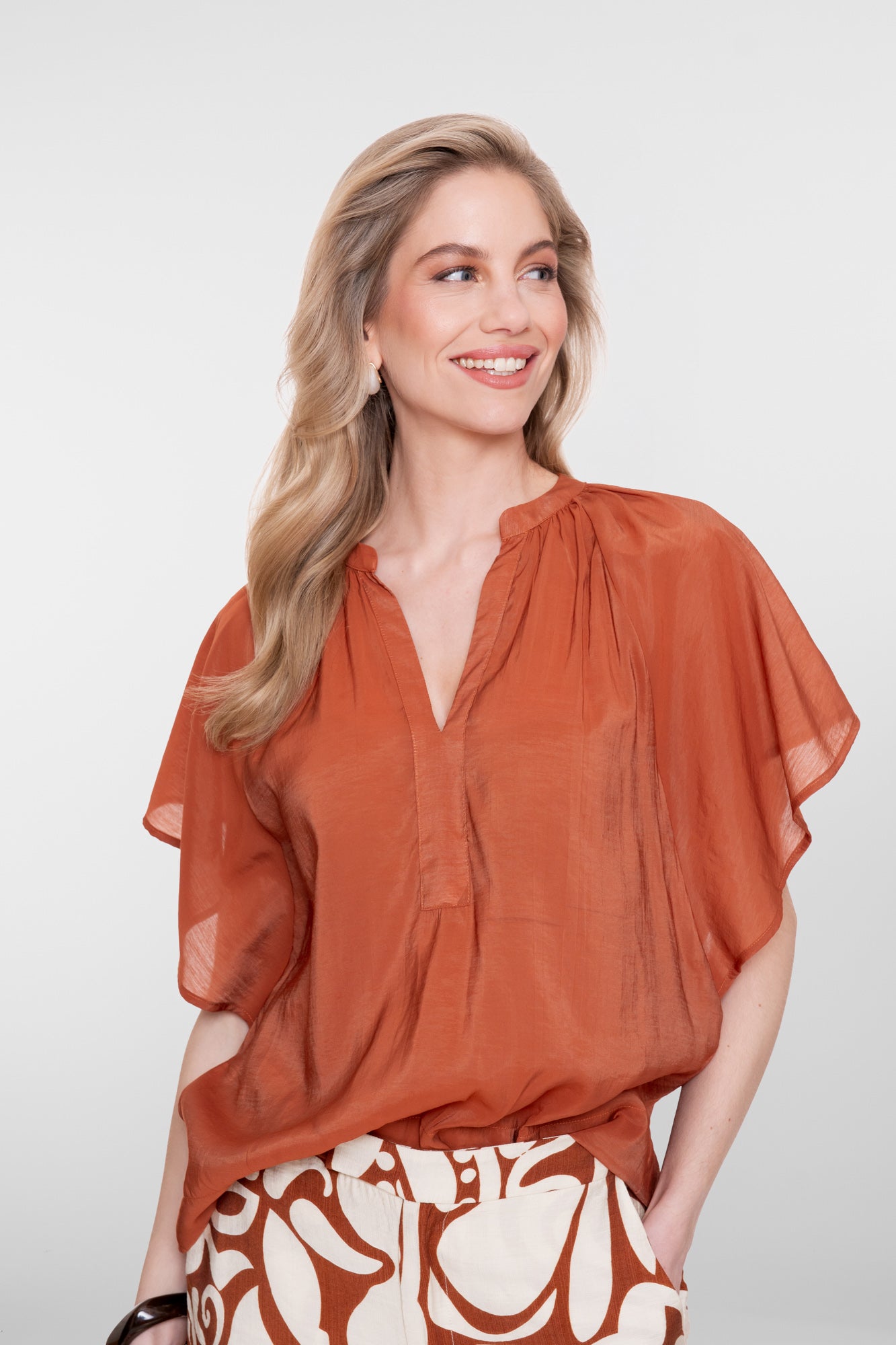 Geisha top met V-hals en losvallende mouw in warme tint