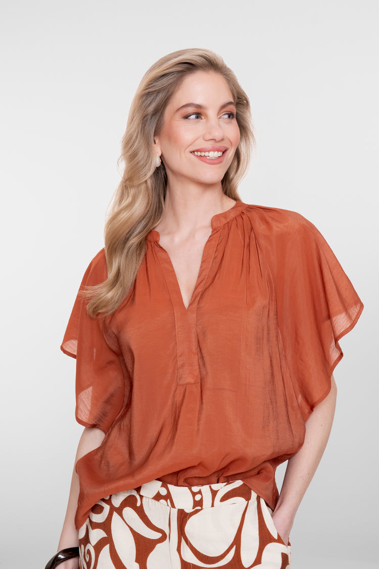 Geisha top met V-hals en losvallende mouw in warme tint