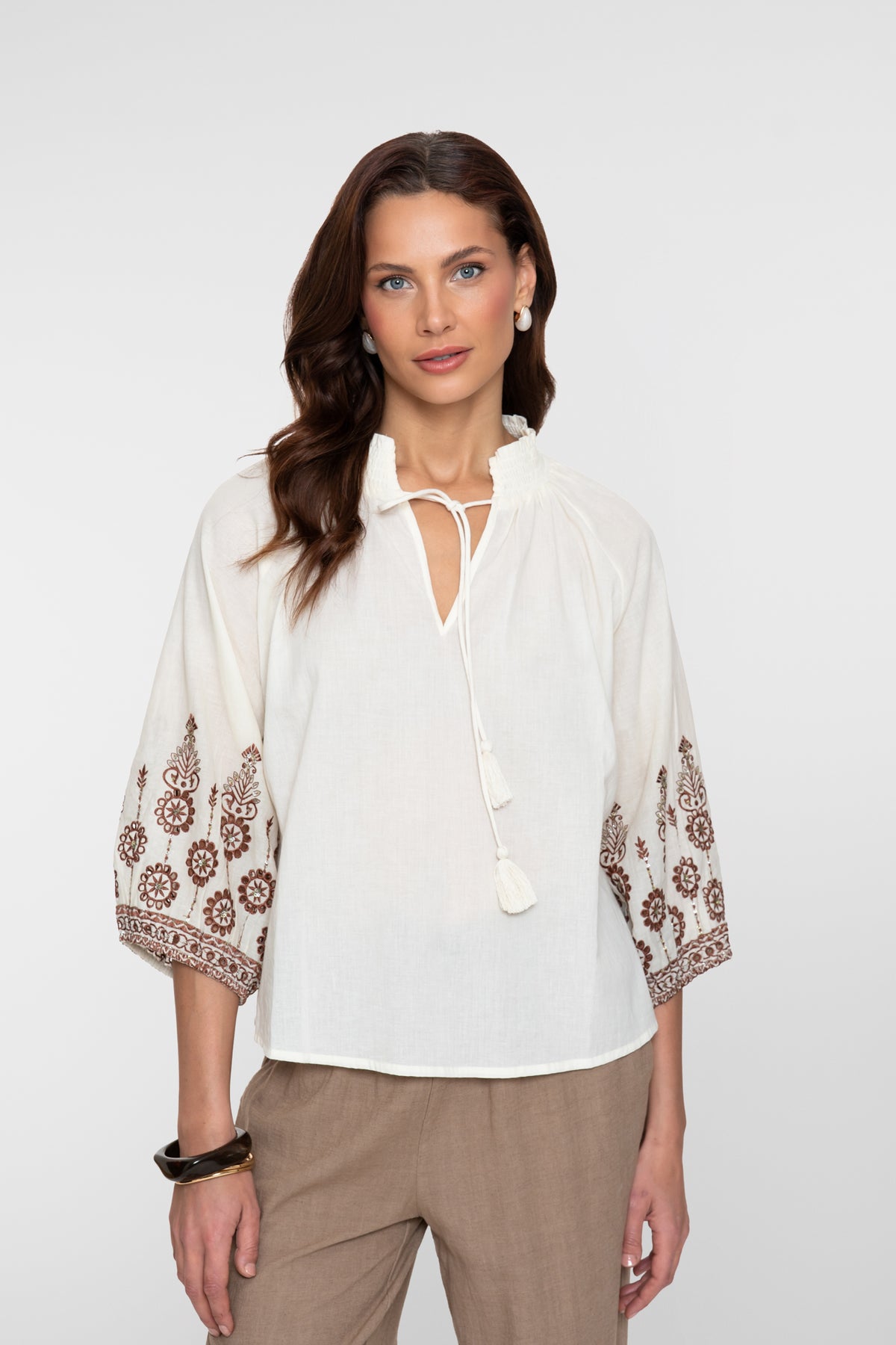 Geisha blouse met borduursels en bohemian uitstraling – Shop de look
