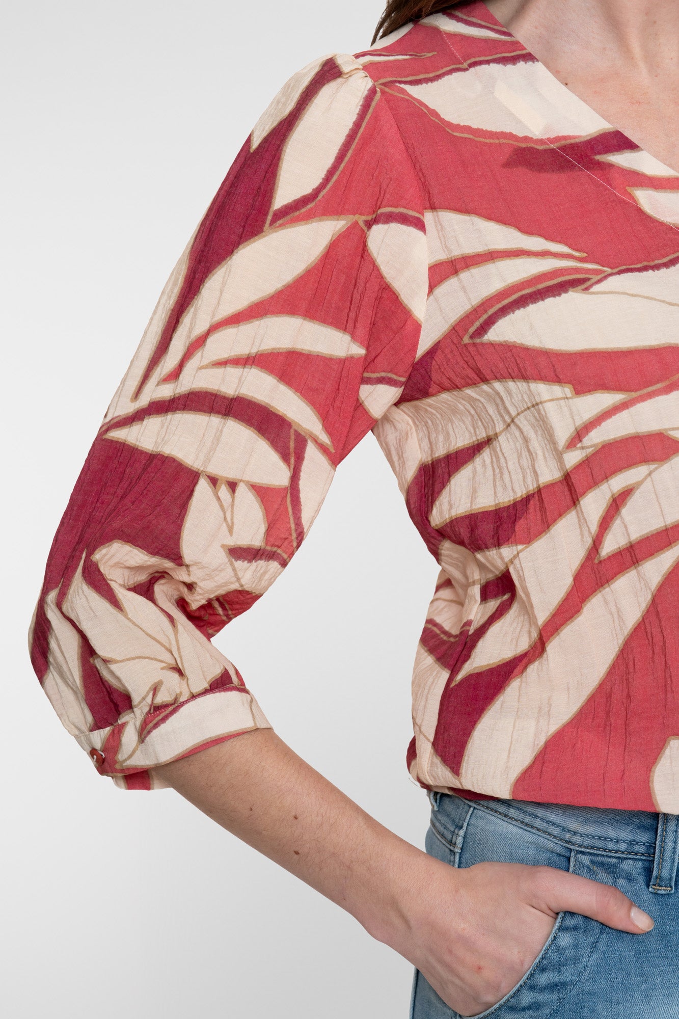 Geisha blouse met tropische bladprint en vrouwelijke uitstraling