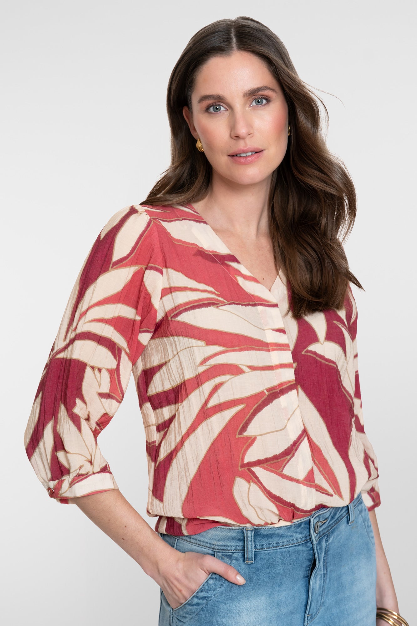 Geisha blouse met tropische bladprint en vrouwelijke uitstraling