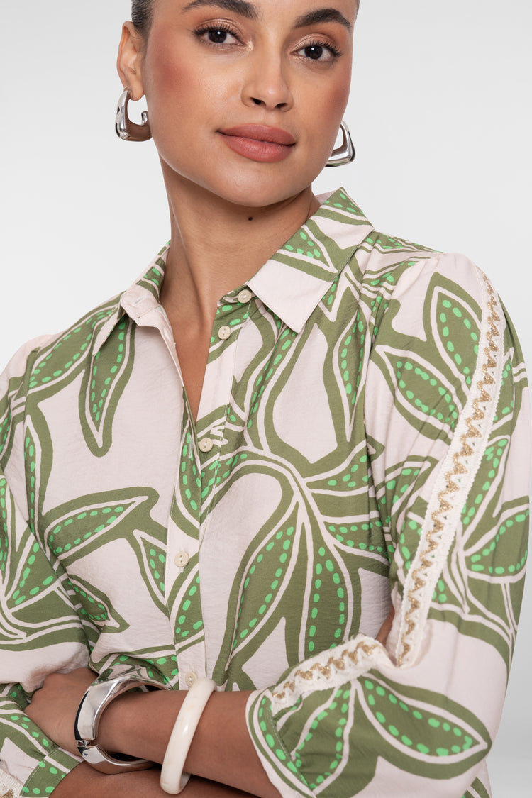 Geisha blouse met bladerprint en klassieke kraag