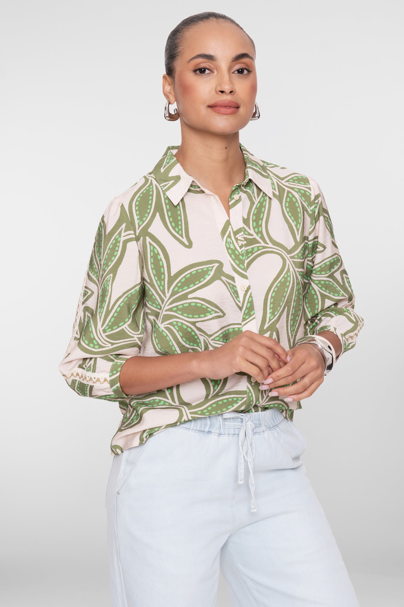 Geisha blouse met bladerprint en klassieke kraag
